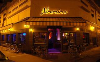 Cerró el histórico bar "Almendra" de La Plata y remata todo.
