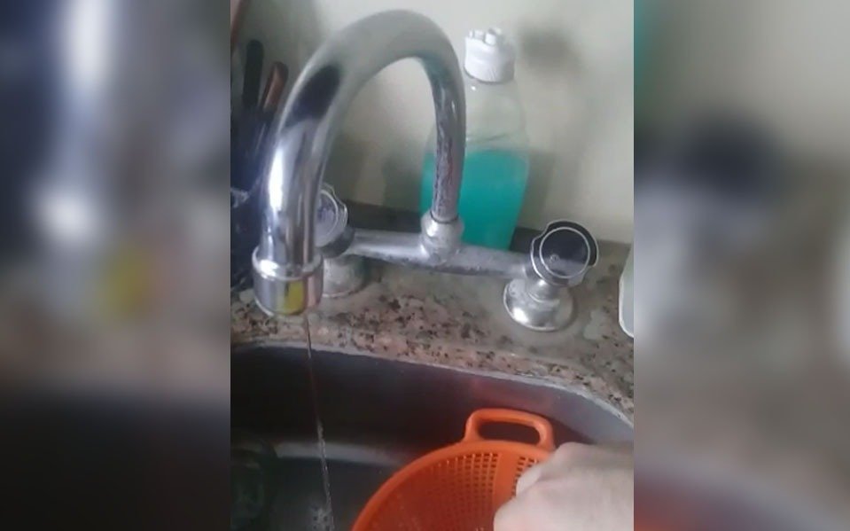 La falta de agua, un dolor de cabeza para vecinos de un edificio platense