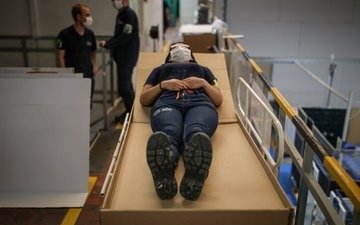 Colombia: una empresa produce camas de cartón que luego se convierten en ataúdes 
