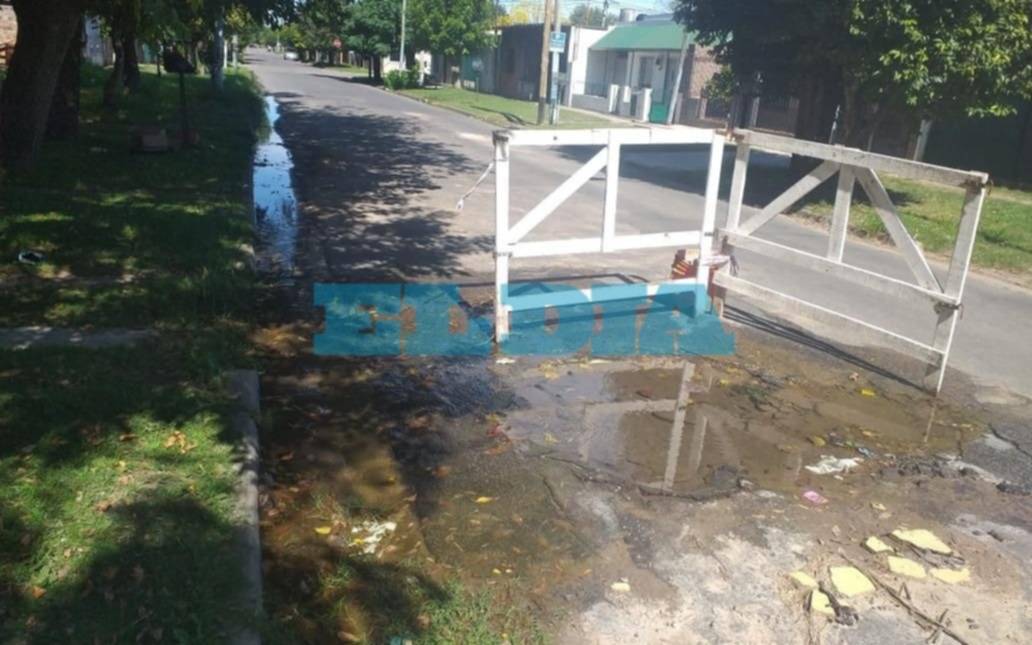 Pérdidas de agua y obras a medio terminar generan complicaciones en Los Hornos y San Carlos