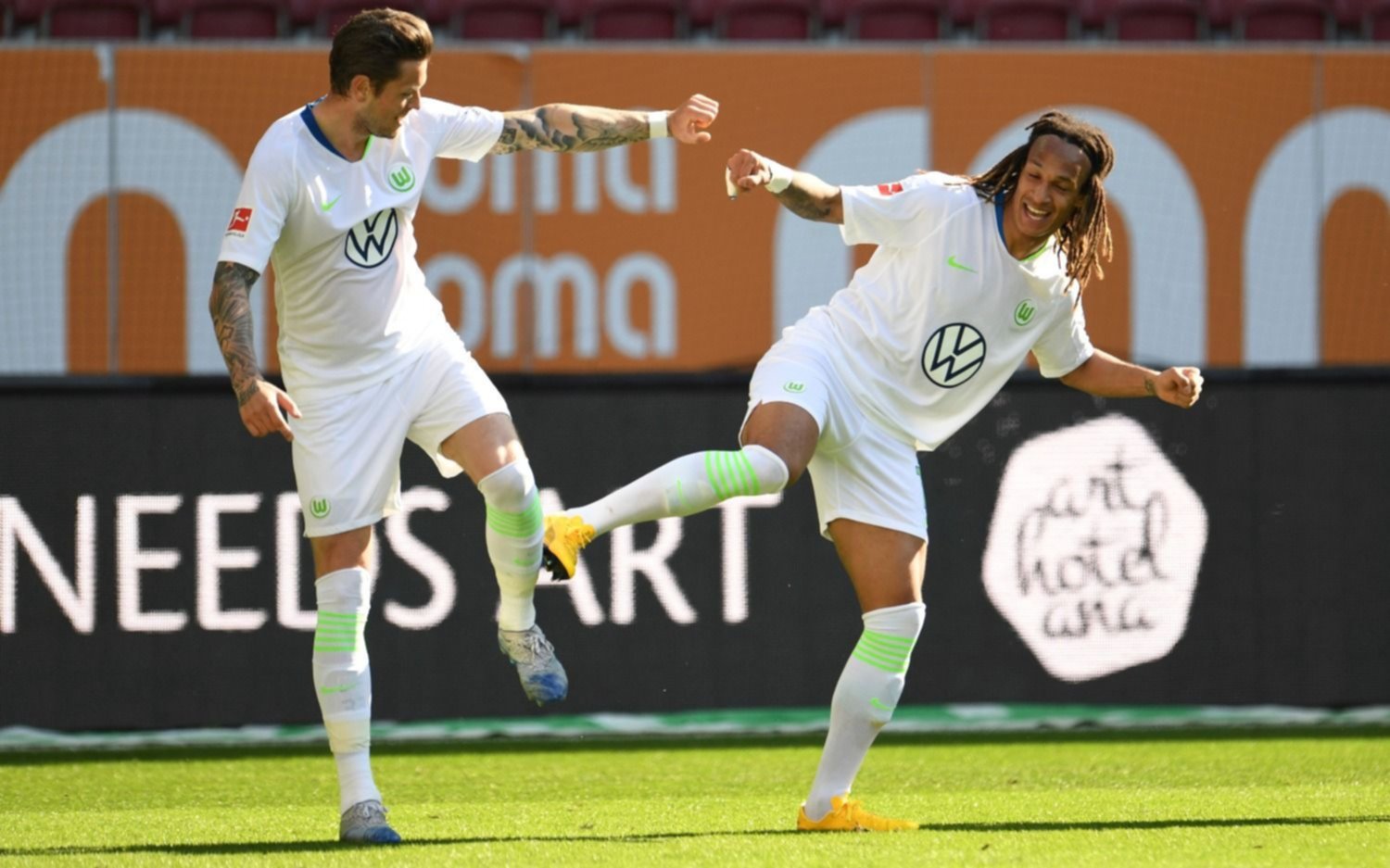 Estadios desolados, barbijos y festejos de gol con distanciamiento en la vuelta de la Bundesliga
