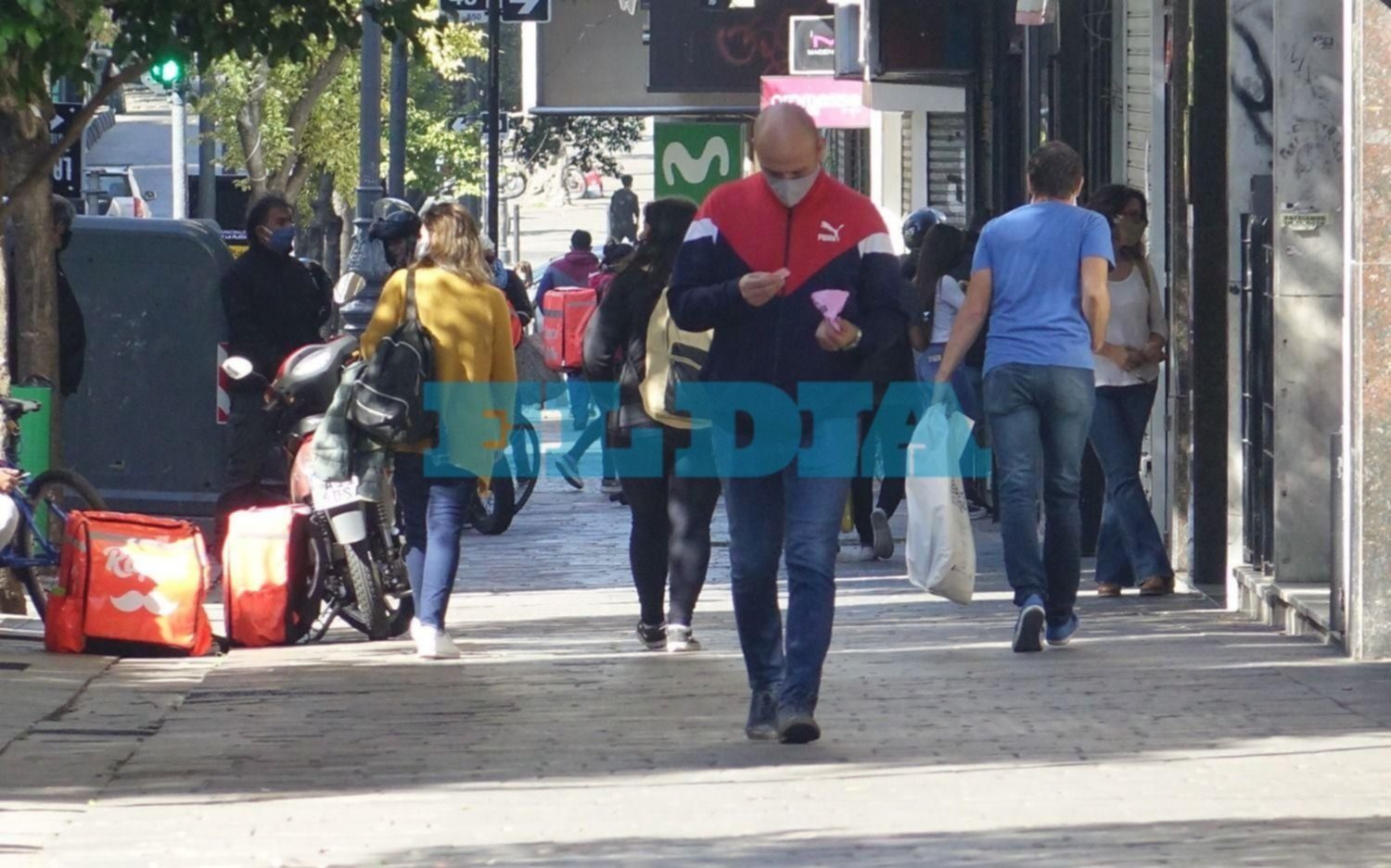 Pese a la cuarentena, se mantiene el fuerte movimiento en las calles de la Ciudad