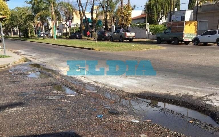  Advierten por socavón en 135 y 60 que "torna imposible pasar con auto"