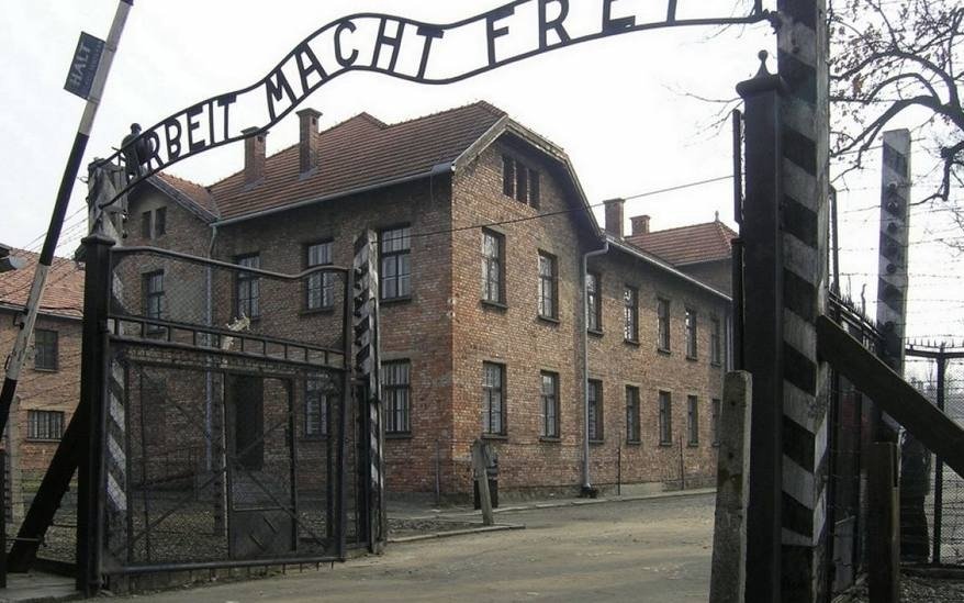 Encuentran nuevos objetos escondidos en una chimenea de Auschwitz