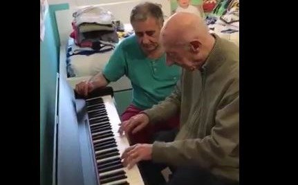 Tiene 101 años, no reconoce a su familia por el alzheimer pero lo que logra con el piano se volvió viral