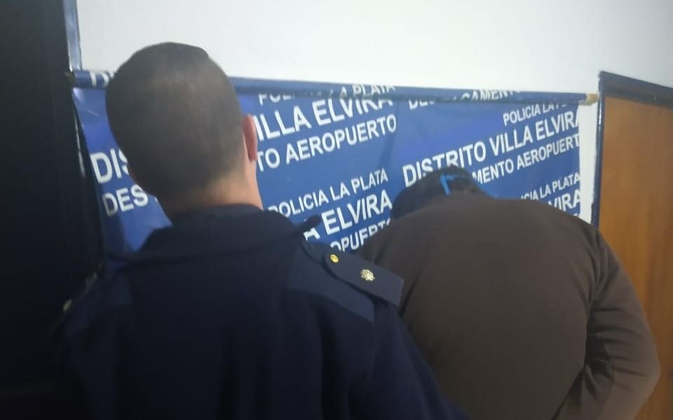 Jubilado platense entró a una carnicería con una escopeta, disparó y lastimó al comerciante con una cuchilla
