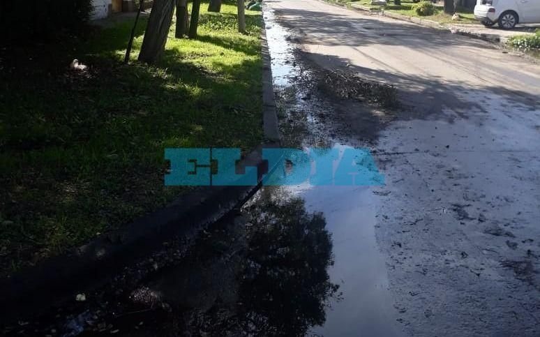 Quejas de los vecinos en 152 y 63 porque los desagotes están tapados