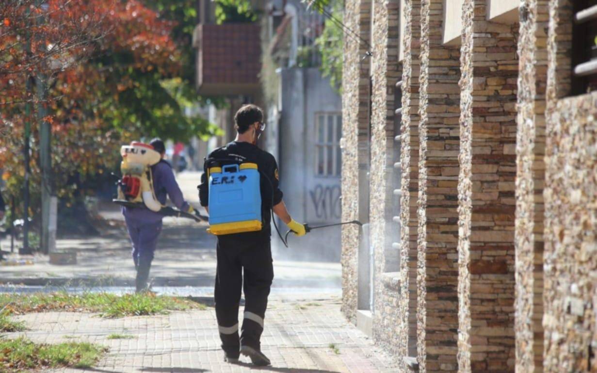 La Plata: Operativo de desinfección en veredas y frentes de viviendas contra el COVID-19
