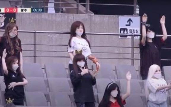 Llegaron las disculpas del club que ubicó muñecas sexuales en las tribunas de su estadio