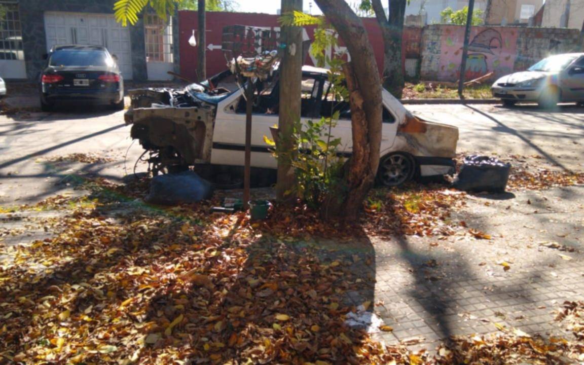 Auto abandonado se convirtió en criadero de ratas y mosquitos en La Loma