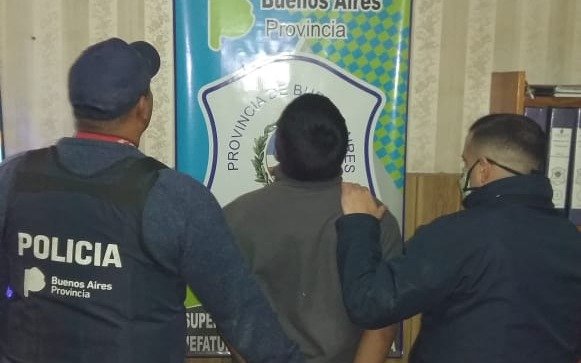 A piñas y patadas, vecinos de Melchor Romero detuvieron a un ladrón que ya había sido mordido por un perro guardián