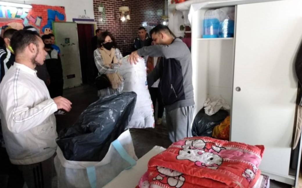Internos confeccionan y donan kits sanitarios, sábanas y acolchados a hospitales platenses