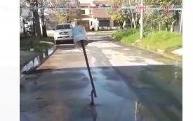 En una zona de Villa de Elvira, el agua se está comiendo el asfalto
