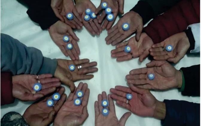 En dos penales de La Plata confeccionaron escarapelas y las distribuyeron entre los presos