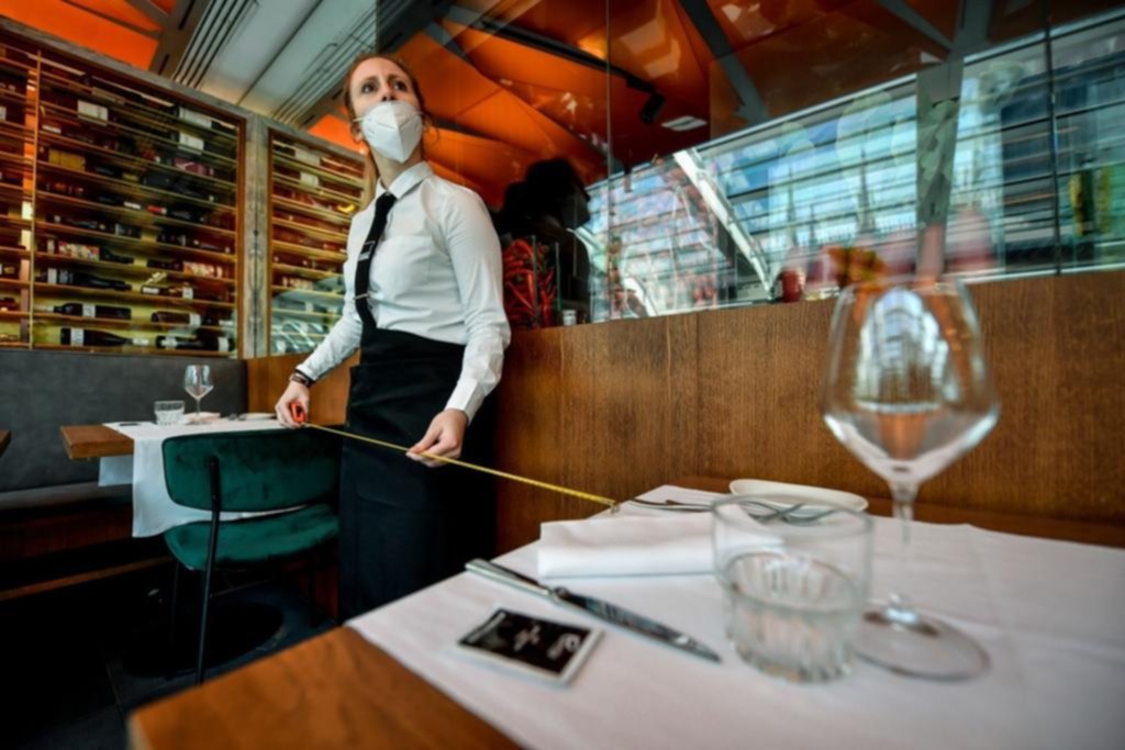 En Italia abrieron los bares y restaurantes, pero cumplen medidas de distancia social
