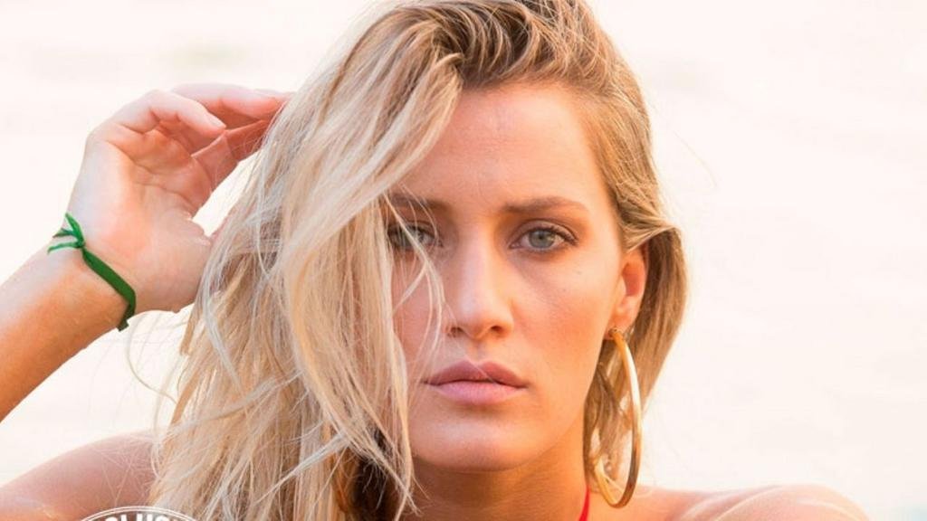 Mica Viciconte hace leña del árbol caído