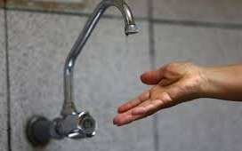 Calvario en barrios de la Región por cortes y baja presión de agua
