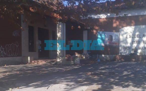 La puerta de una escuela de barrio Norte, ocupada por gente en situación de calle