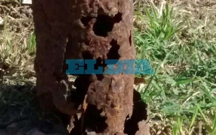 Alertan sobre "riesgo de accidente" por poste corroído que está a punto de desplomarse