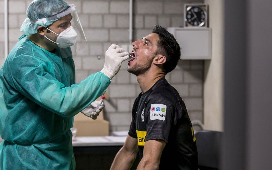 España aprobó un riguroso protocolo de seguridad para la vuelta del fútbol: ¿De quién se copió?