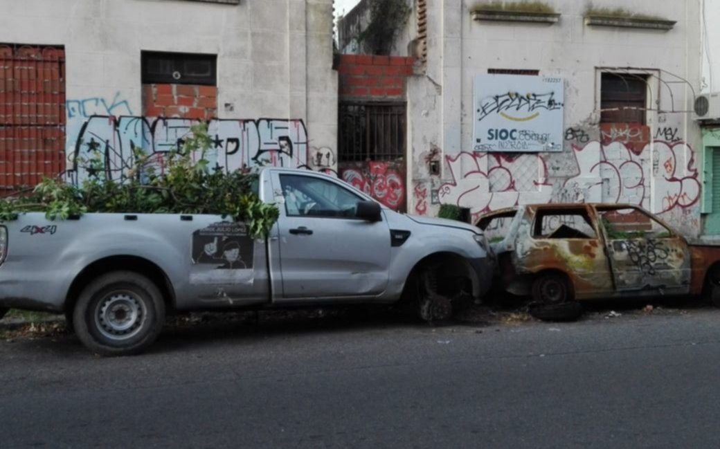 Autos abandonados, quemados y usados de maceteros en 5, 43 y 44