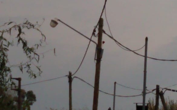 Vecinos del City Bell reclaman por luminarias rotas en un vasto sector