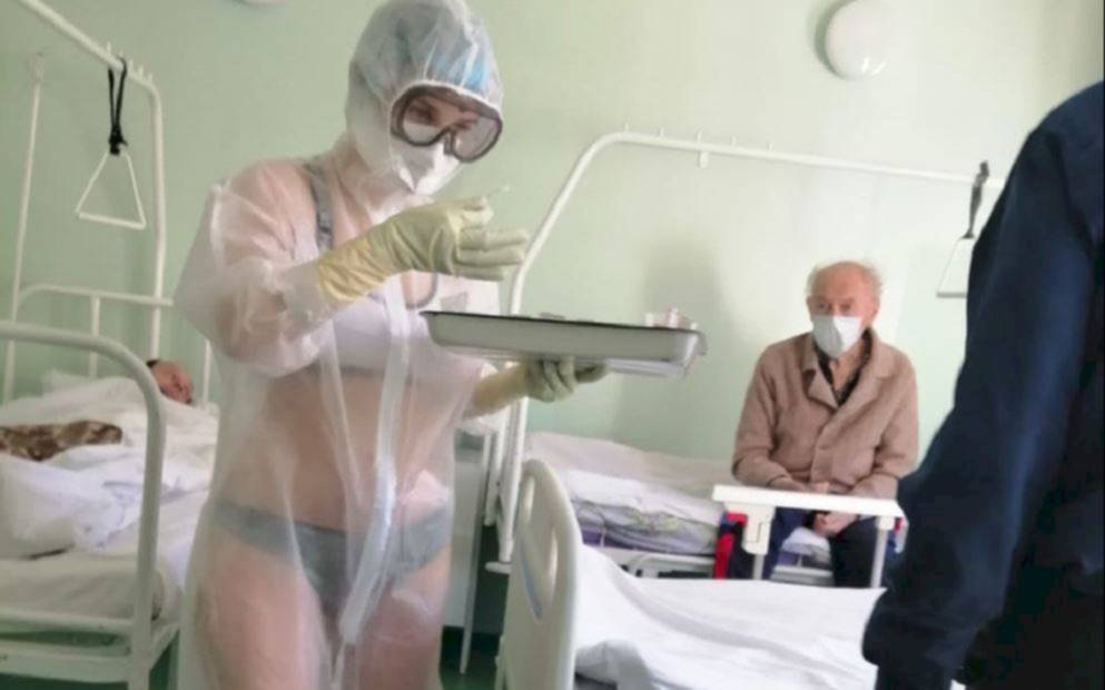 Sancionan a una enfermera por usar un camisolin translucido y dejar a la vista su ropa interior