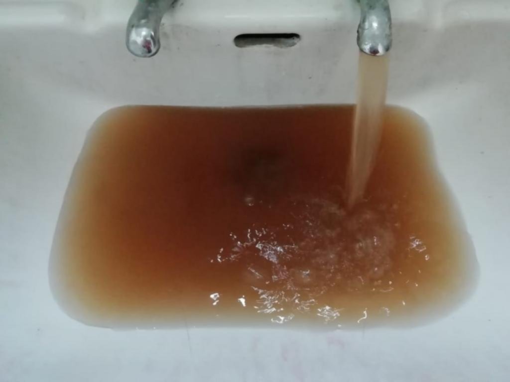 A los vecinos de Tolosa les sale agua marrón de las canillas