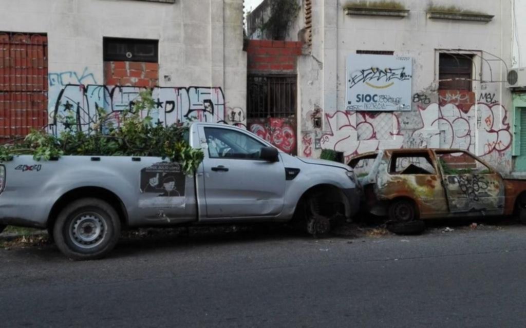Más de un año con dos autos abandonados en 5 y 43