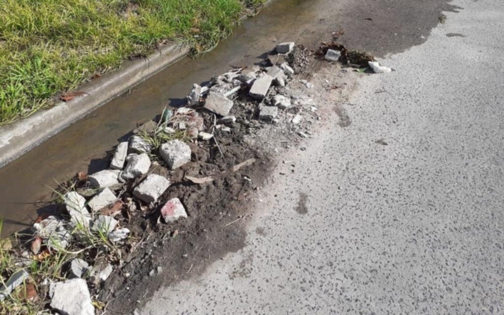 Peligro para los vecinos: escombros en 145 y 63