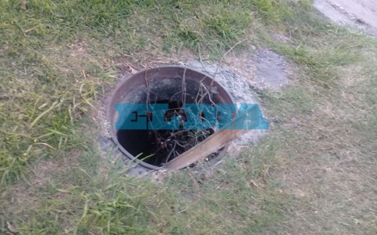 Reclaman la reposición de una tapa de alcantarilla en Barrio Jardín