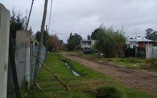 Un poste está por caerse en el barrio El Rincón