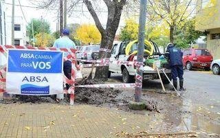 Un caño roto le complica la vida a vecinos de 58 y 15