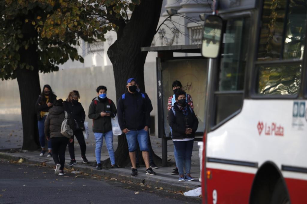Los pasajeros del servicio de micros ya sienten el “recorte” del 50% de las frecuencias
