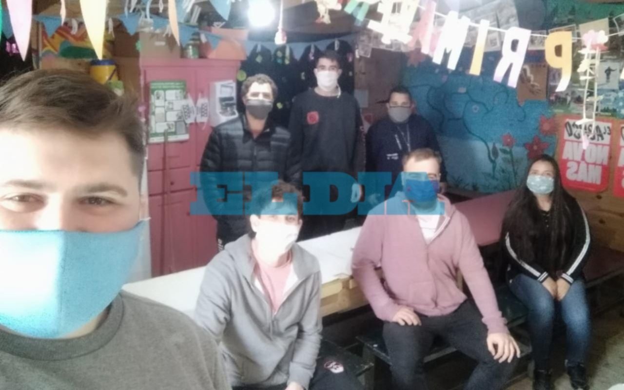 Equipo platense de rugby aprovecha el parate para repartir abrigo y comida en barrios vulnerables