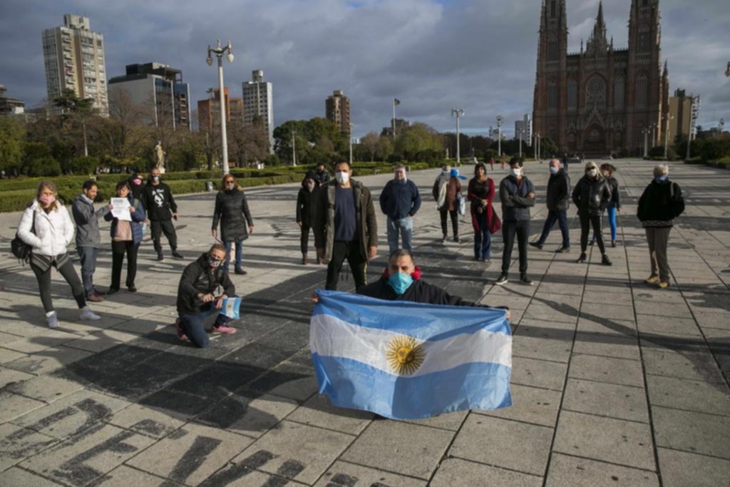 Preocupados por la economía, un grupo de vecinos protestó en la Plaza Moreno