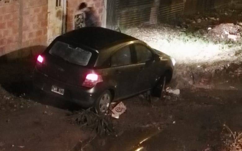 Un pozo se tragó un auto y denuncian el mal estado de las calles
