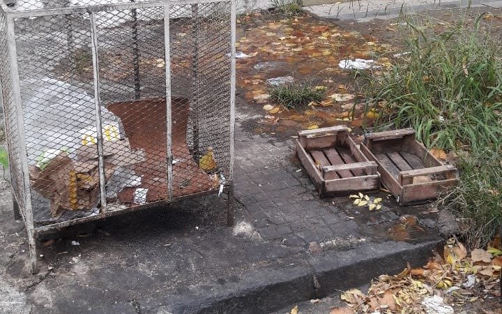 Vereda "inundada y sucia" en pleno centro