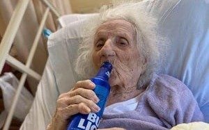 Una abuela de 103 años venció al coronavirus y lo celebró tomando cerveza