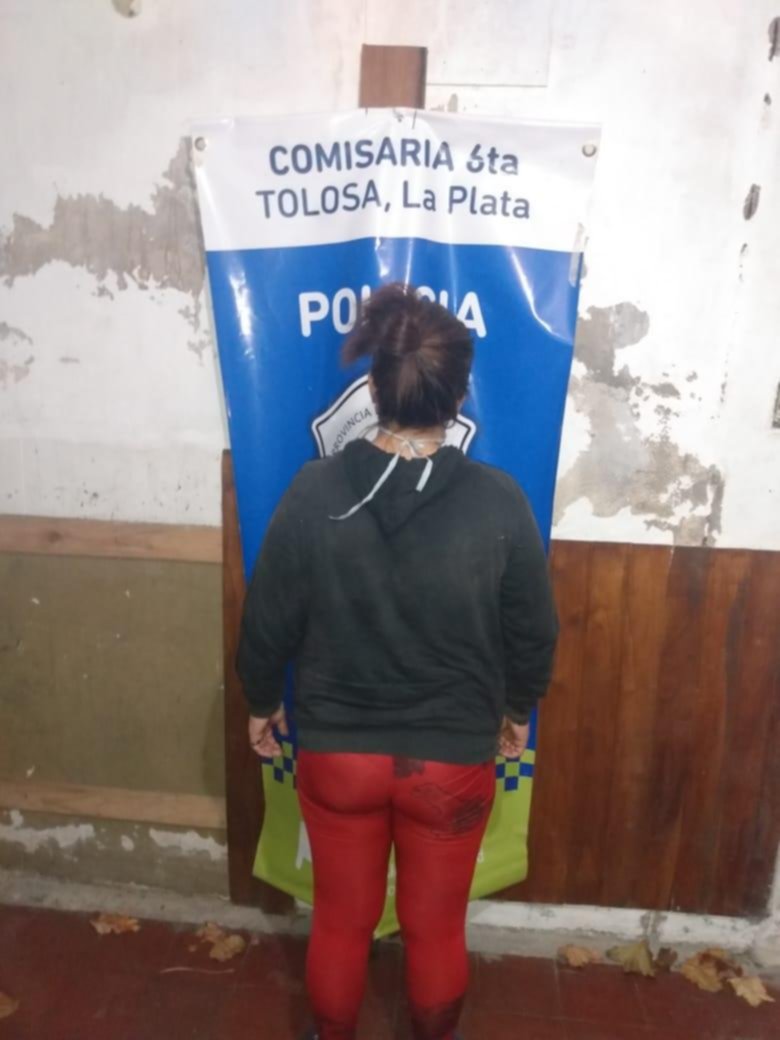 Ella asaltaba a una jubilada y su hijo de 12 años le ordenó: “Matala, mamá”