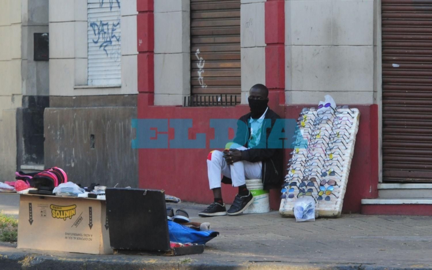 Mientras los comercios siguen cerrados, la venta ambulante copa las calles de La Plata y nadie hace nada