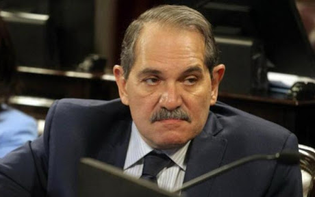 El senador Alperovich, acusado de abuso, pidió extender su licencia por noventa días