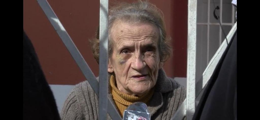 Habló la mujer de 87 años atacada por un chico y su madre