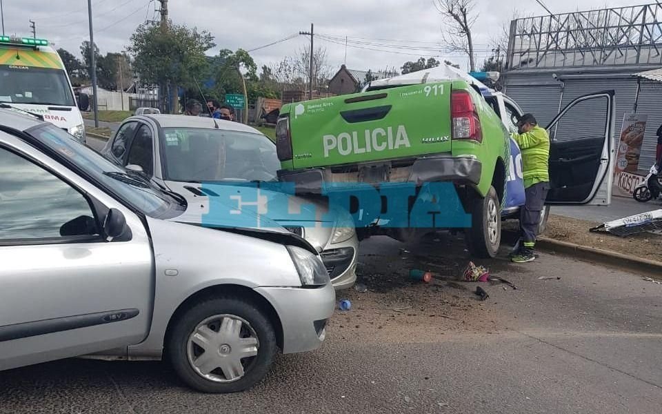 Tremendo triple choque en La Plata entre dos autos y un patrullero: una nena y una policía heridas
