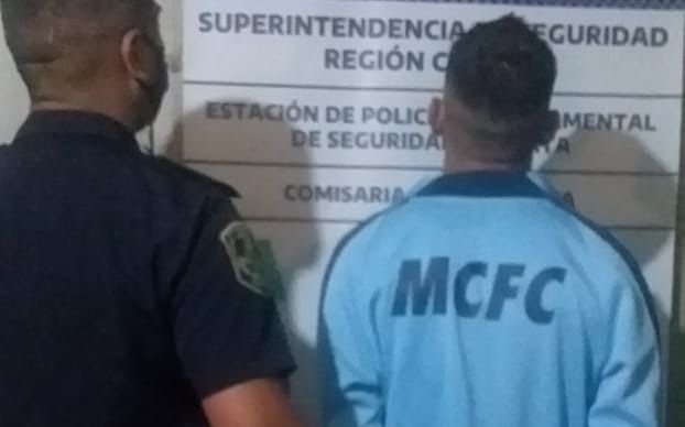 Persecución en techos de casas de Villa Elisa: atraparon a delincuente acusado de varios robos armados
