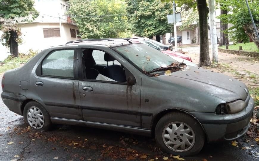 Un auto abandonado en barrio Hipódromo convetido en "vivienda"