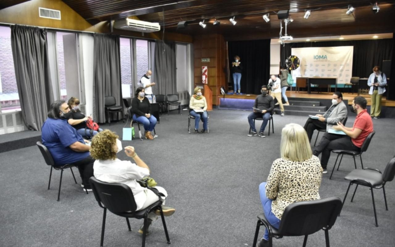 Vacunación: reunión del IOMA con gremios estatales