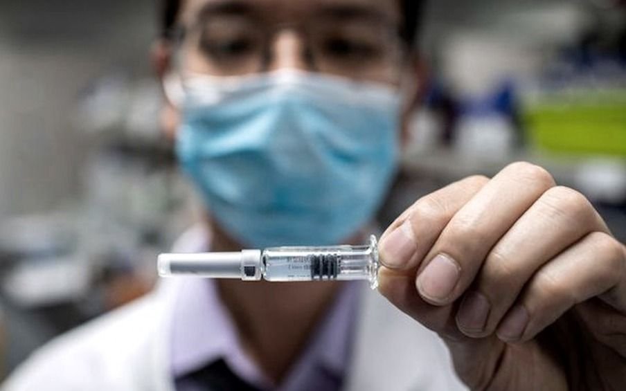 Vacunaron contra el coronavirus a la docente platense favorecida con un fallo judicial