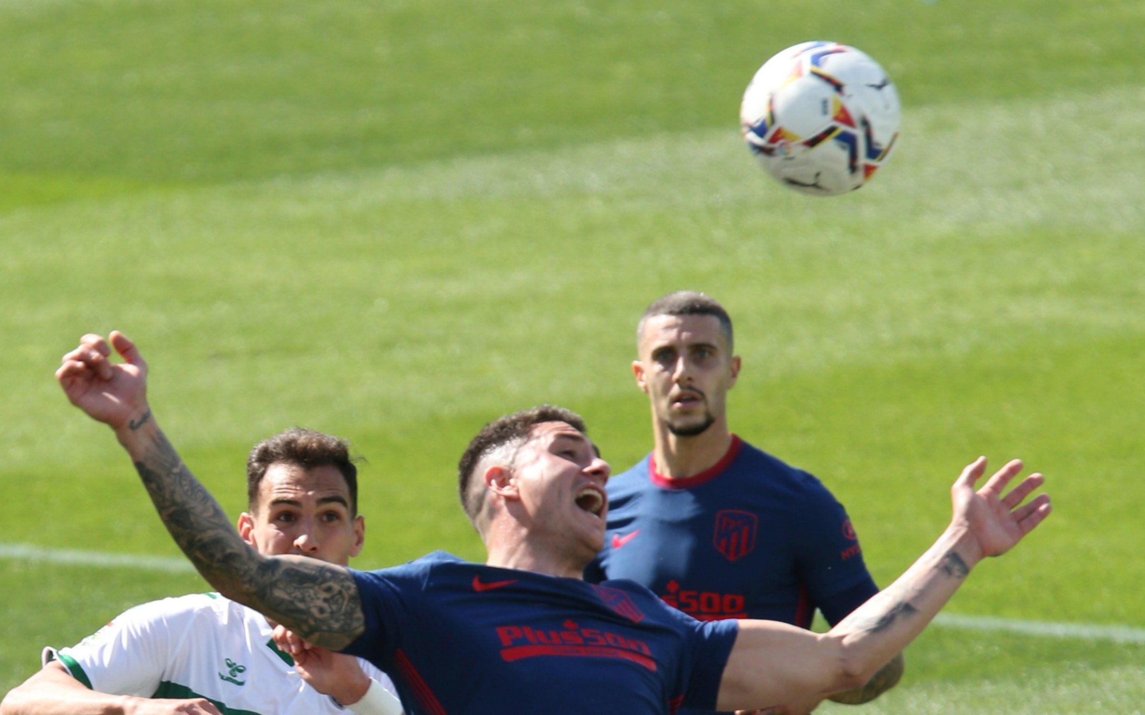 El Atlético del Cholo Simeone le ganó a Elche y sigue en la punta en la Liga de España