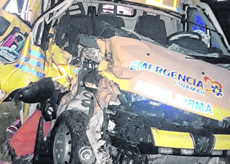 Una ambulancia destruida en fuerte siniestro vial sobre ruta 2